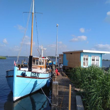 Waterhuisjes Op De Pier Van Lauwersmeerplezier! Lauwersoog Zewnętrze zdjęcie