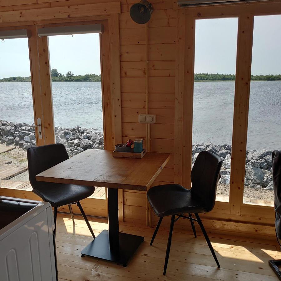 Waterhuisjes Op De Pier Van Lauwersmeerplezier! Lauwersoog Zewnętrze zdjęcie