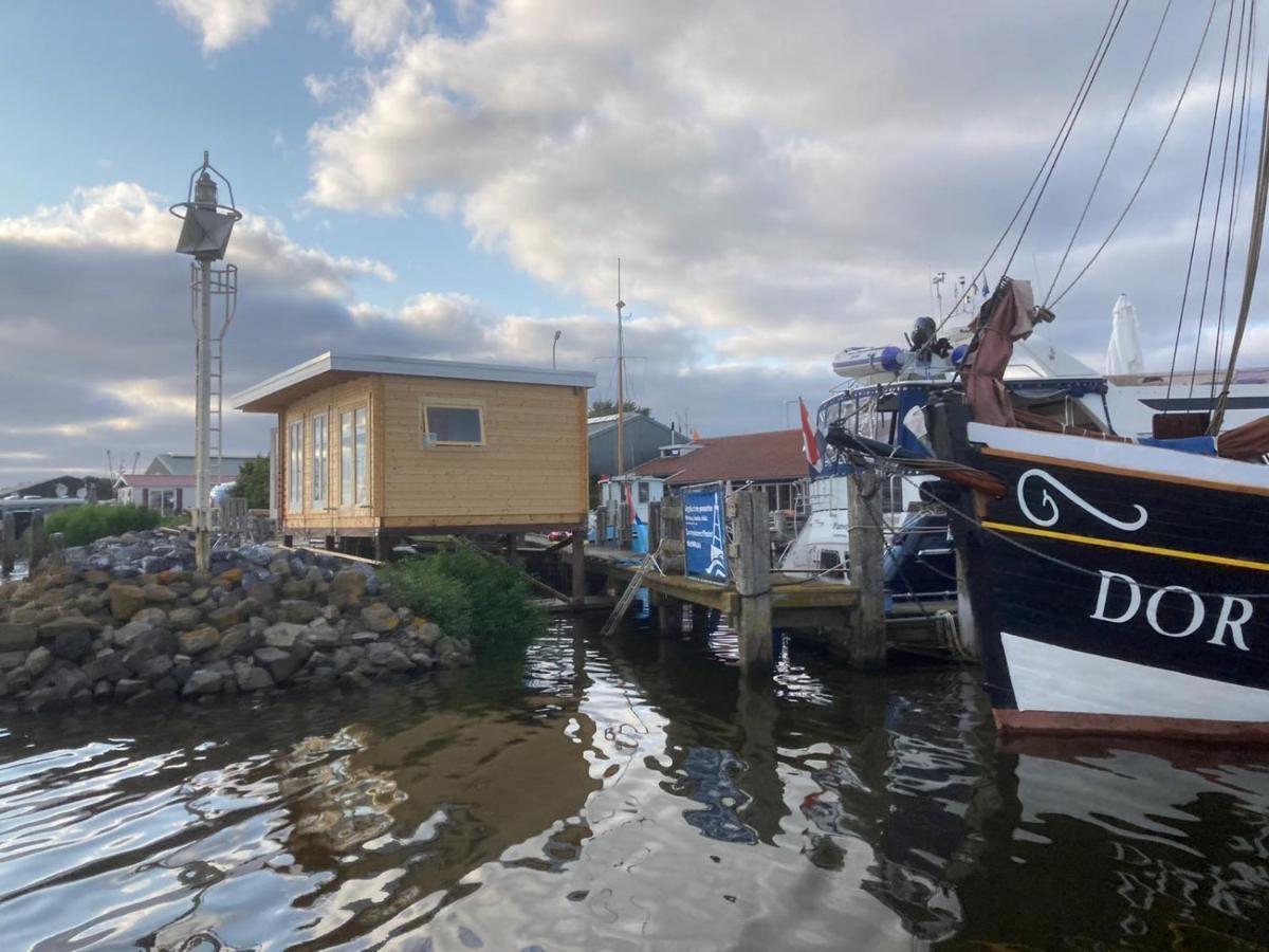 Waterhuisjes Op De Pier Van Lauwersmeerplezier! Lauwersoog Zewnętrze zdjęcie