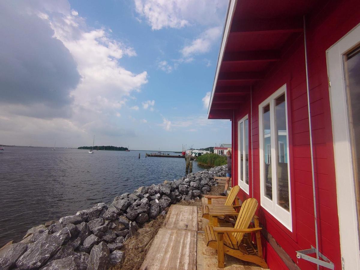 Waterhuisjes Op De Pier Van Lauwersmeerplezier! Lauwersoog Zewnętrze zdjęcie